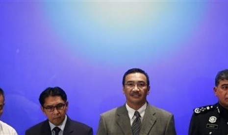 Malaysia's acting Minister of Transport Hishamuddin Hussein, second from right, speaks during a press conference in Sepang, Malaysia, on Wednesday, March, 19, 2014.