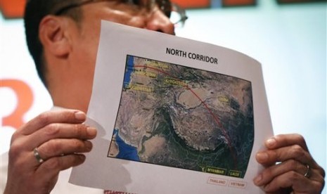  Malaysia's acting Transport Minister Hishamuddin Hussein shows the map of northern search corridor during a press conference in Sepang, Malaysia, Monday, March 17, 2014.