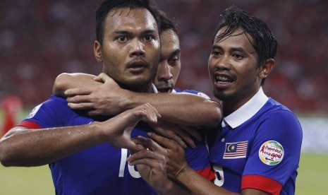 Malaysia's Mohd Safee Bin Mohd Sali (L) gestures as he celebrates his goal against Singapore during their Suzuki Cup Group B match at the National Stadium in Singapore November 29, 2014