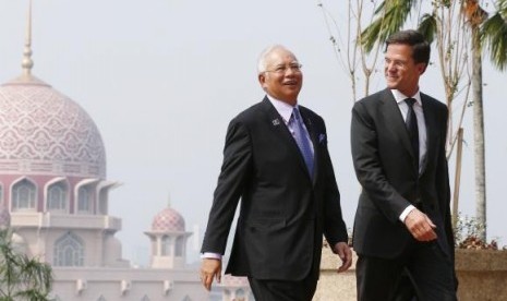 Malaysia's Prime Minister Najib Razak (L) and Dutch Prime Minister Mark Rutte walk during an official visit to discuss the downing of Malaysia Airlines MH17 in Putrajaya November 5, 2014. 