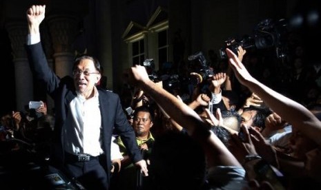 Malaysian opposition leader Anwar Ibrahim shouts to his supporters at a court house in Putrajaya March 7, 2014.