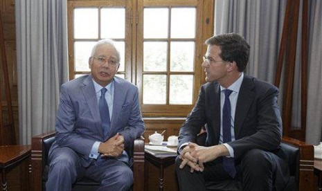 Malaysian Prime Minister Najib Razak (left) and Dutch Prime Minister Mark Rutte, pause, prior to their talks in The Hague, Netherlands, Thursday, July 31, 2014. 