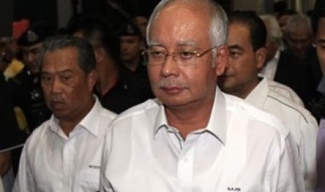 Malaysian Prime Minister Najib Razak (right) and his deputy Muhyiddin Yassin walk out of the reception center and holding area for family and friend of passengers aboard a missing Malaysia Airlines plane, at Kuala Lumpur International Airport in Sepang, ou