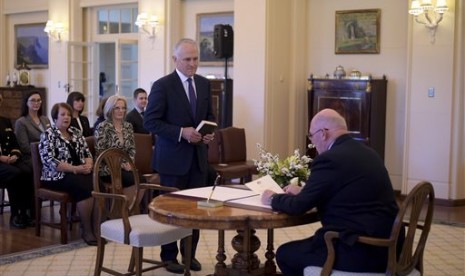 Malcolm Turnbull disumpah sebagai PM baru Australia oleh Gubernur Jenderal Sir Peter Cosgrove (15/9).