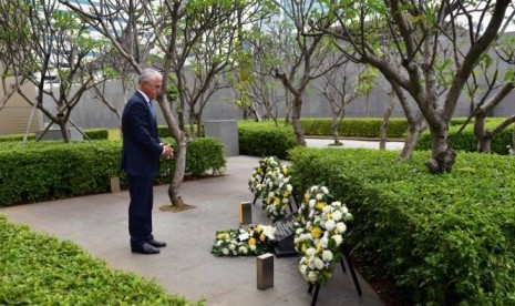 Malcolm Turnbull meletakkan karangan bunga untuk memperingati 10 tahun peringatan jatuhnya pesawat Garuda.