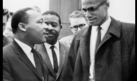 Malcolm X (kanan) berbincang dengan tokoh HAM di AS saat itu, dr Martin Luther King Jr