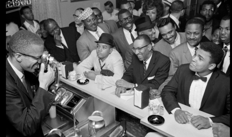 Malcolm X tampak sedang memotret Muhammad Ali