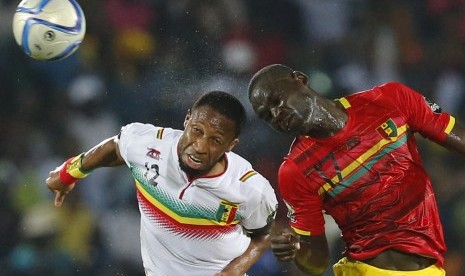 Mali's Seydou Keita (L) challenges Guinea's Boubacar Fofana during their 2015 African Cup of Nations Group D soccer match in Mongomo January 28, 2015.