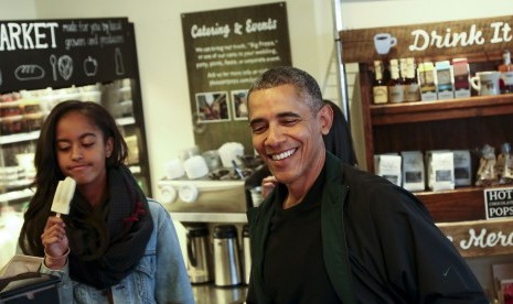 Malia Obama dan ayahnya Presiden Barrack Obama saat membeli es krim di sebuah kedai.