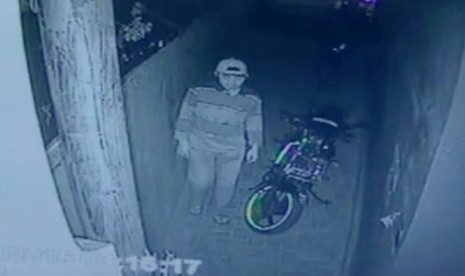 Maling sepeda motor terekam kamera CCTV. Seorang maling diduga menggasak sepeda motor bermodus berpura-pura menjadi pemulung terjadi di Jalan Rawa Kuning RT 11/7, Gang Balita, Cakung, Jakarta Timur, pada Ahad (4/9/2022).