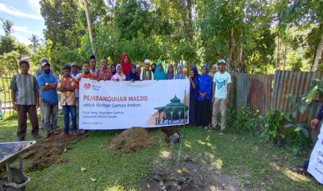 MALUKU TENGAH--Peletakan batu pertama menandai pembangunan masjid untuk masyarakat korban gempa di Ambon tahun 2019 silam. Gempa berkekuatan 5,2 SR itu menghancurkan sebagian bangunan di kota Ambon dan mengakibatkan masjid-masjid rusak dan hancur. Salah satunya masjid-masjid yang ada di Desa Liang, Kecamatan Salahutu, Kabupaten Maluku Tengah.