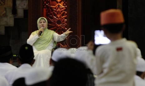  Mama Dedeh memberikan tausiyah dalam acara 