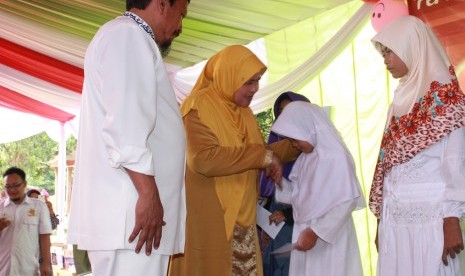 Mama Dedeh meresmikan Pos Dakwah Yayasan Media Amal Islami (MAI) yang berlokasi di Jalan Mutiara IV Curug, Gunung Sindur, Kabupaten Bogor, Ahad (2/10).