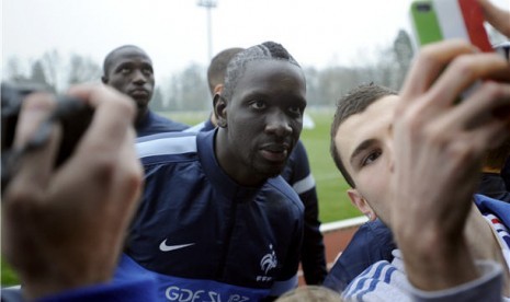 Mamadou Sakho (tengah) 