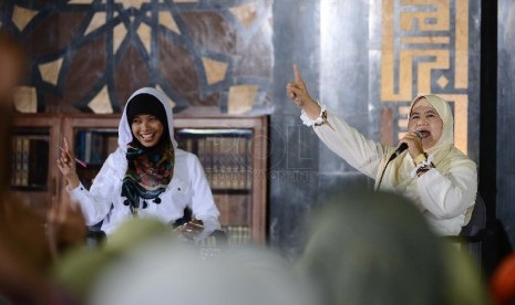 Mamah Dedeh (kanan)  memberikan tausiah kepada jamaah di Masjid Agung AT-Tin, Jakarta Timur, Rabu (31/12)