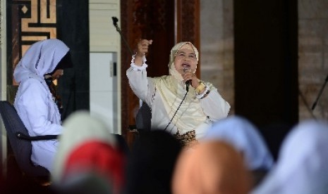 Mamah Dedeh memberikan tausiah kepada jamaah di Masjid Agung AT-Tin, Jakarta Timur, Rabu (31/12).