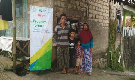 Maman adalah seorang pria berusia 53 tahun sejak bergabung dengan kelompok Mina Nilasari Jaya yang dibina Rumah Zakat. Maman kini mendapat tambahan ilmu dan penghasilan.  