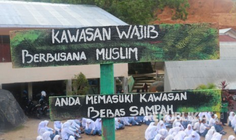  MAN Sibolga terapkan kawasan berbusana muslim bagi seluruh civitasnya.