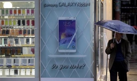 A man walks by advertisement banner of Samsung Electronics' Galaxy Note 4 in Seoul, South Korea, Tuesday, Oct. 21, 2014.