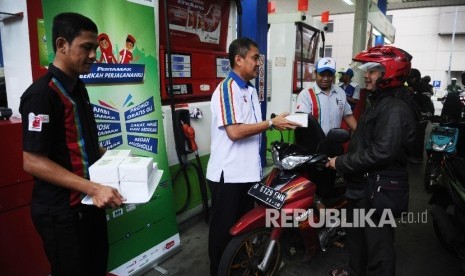 Pertamina memberikan takjil kepada konsumen di SPBU. Ilustrasi