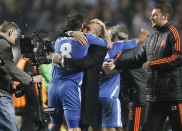 Manager Chelsea, Roberto Di Matteo (tengah), memeluk gelandang Frank Lampard usai memastikan lolos ke babak delapan besar Liga Champions.