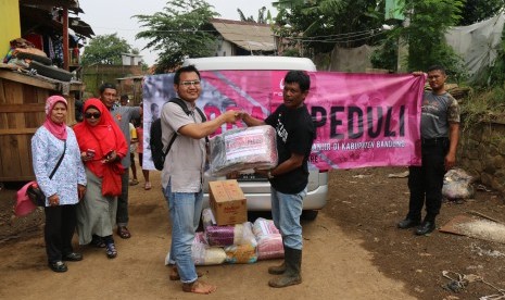 Manager CSR Rabbani Demaz Fauzi Hadi (kiri) menyerahkan bantuan untuk korban banjir kepada Ketua RW 20, Desa Cieunteung, Kecamatan Baleendah, Kabupaten Bandung, belum lama ini. 