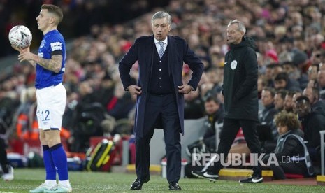 Manager Everton Carlo Ancelotti (tengah)