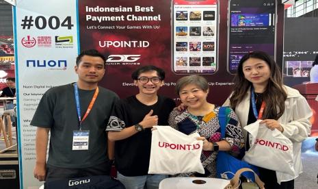  Manager Games Brand Communication Nuon Muhammad Rizal Prihandoko, SPV Games Business Partnership Nuon Kevin Lahardo, serta Livia Ang & Connie Kang dari NetEase Games di booth ekshibisi Nuon pada gelaran ChinaJoy 2023 beberapa waktu lalu.