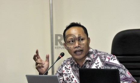  Manager Koordinator Jaringan Pendidikan Pemilu untuk Rakyat (JPPR) Sunanto , saat menjadi pembicara dala diskusi publik terkait aktivitas politik uang pada pelaksanaan kampanye pasangan calon dalam pemilihan Gubernur, Bupati dan walikota Tahun 2015 di Med