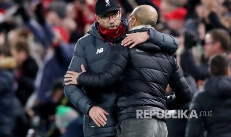 Manager Liverpool Juergen Klopp berpelukan dengan manager  Manchester City  Pep Guardiola usai  Liga Primer Inggris antara Liverpool melawan Manchester City di Stadion Anfield Liverpool, Senin (11/11) dini hari.