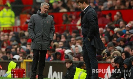 Pelatih Manchester United Jose Mourinho (kiri) dan pelatih Tottenham Hotspur Mauricio Pochettino  pada pertandingan Liga Primer Inggris di Old Trafford, Sabtu (28/10).