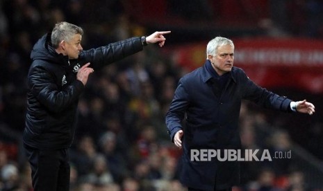 Manajer Manchester United Ole Gunnar Solskjaer (kiri) dan pelatih Tottenham Hotspur Jose Mourinho.