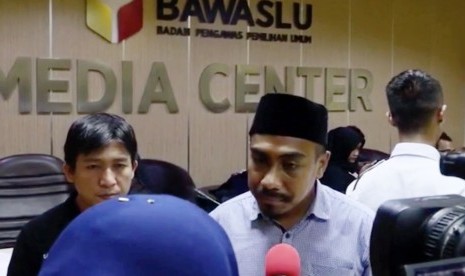 Kornas JPRR Alwan Ola Riantoby (kedua kiri)