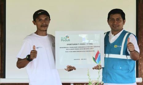 Manager PLN UP2B Jateng & DIY, Akhmad Duli (kanan) menyerahkan secara simbolis bantuan program TJSL penguatan UMKM kepada Ketua Kelompok Sadar Wisata (Pokdarwis) Rukun Santoso desa Lerep, Susiyanto, Sabtu (4/6). bantuan yang diberikan berupa Modernisasi Foodcourt dengan Electrifying Lifestyle untuk Kedai Kopi Tenda Desa Wisata Lerep.