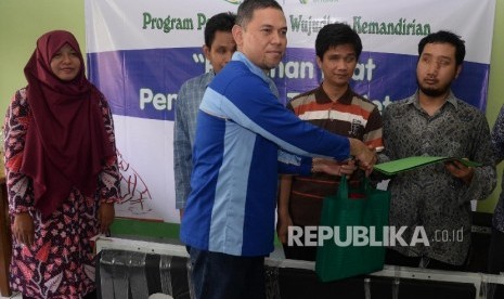 Manager Remo Dompet Dhuafa Sulistiqomah (kiri), dan Direktur Laznas Chevron Jakarta Denies Syahruddin (tengah) memberikan kasur pijat seusai pelatihan pijat penyandang tuna netra di Yayasan Raudlatul Makfufin, Tangerang Selatan, Banten, Ahad (14/5).