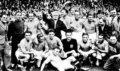 Manager Vittorio Pozzo bersama timnya melakukan selebrasi usai menjuarai Piala Dunia 1938. 