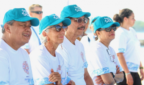 Managing Director and Chairwoman Dana Moneter Internasional (IMF), Christine Lagarde melakukan penanaman terumbu karang di Pantai Sofitel, Bali 