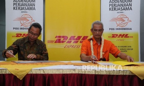 Managing Director DHL Express Indonesia Ahmad Mohammad (kiri), Direktur Utama PT Pos Indonesia (Persero) Gilarsi Wahyu Setijono melakukan penandatanganan Addendum Perjanjian Kerjasama tentang Mengenai Express Mail Service (EMS) Ke luar negeri di Jakarta, R