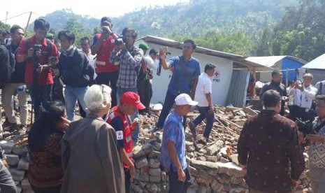 IMF Managing Director Christine Lagarde and Coordinating Minister for Maritime Affairs Luhut Binsar Panjaitan, Minister of Finance Sri Mulyani, and NTB Governor Zulkieflimansyah visited the location affected by the earthquake in Guntur Macan Village, Gunungsari District, West Lombok, NTB, Monday (Oct 8).