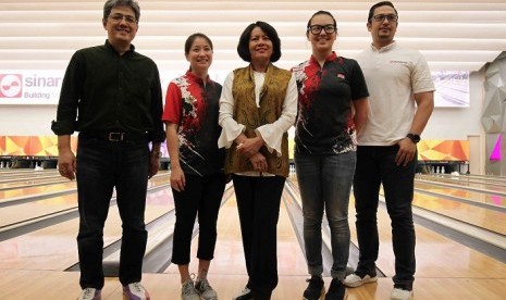 Managing Director President Office Sinar Mas Land, Dhony Rahajoe (kiri), dan Dirjen Informasi dan Komunikasi Publik Kementerian Komunikasi dan Informasi, Rosarita Niken Widiastuti (tengah) saat membuka Sinar Mas Land Journalist Bowling Tournament 2018. 