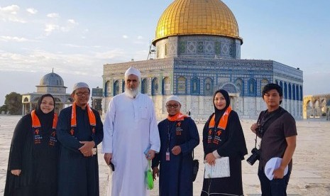 Managing Director Rafa Lintas Cakrawala, Handayani Patrianti (kedua dari kanan), Direktur Rafa Lintas Cakrawala, Ustaz Ma'mun (ketiga dari kanan), Imam Masjidil Aqsha, Syekh Ali Abbas (keempat dari kanan), dan Chief of tim art Wardah, Carolina Septerita, berfoto bersama dengan latar belakang Masjidil Aqsha di Palestina. 