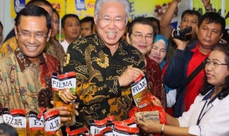 Managing Director Sinar Mas, Saleh Husin bersama Menteri Perdagangan, Enggartiasto Lukita melakukan penjualan minyak goreng murah dalam kemasan bagi keluarga besar Kementerian Perdagangan di Jl. M.I. Ridwan Rais, Jakarta Pusat. 