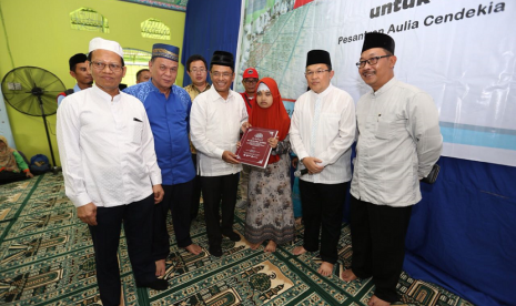 Managing Director Sinar Mas, Saleh Husin memberikan bantuan Alquran braille.