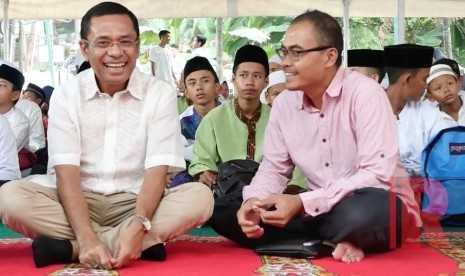 Managing Director Sinarmas Saleh Husin (kiri) berbincang bersama emred Republika Irfan Junaidi (kanan) saat acara buka bersama dan santunan anak yatim di Kantor Republika, Jakarta, Sabtu (17/6). 