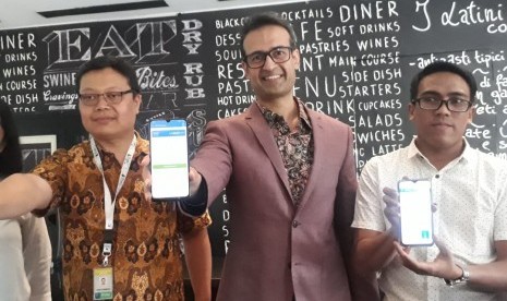 Managing Director Tunaiku, Vishal Tulsian (tengah) memberikan penjelasan terkait layanan fintech. 