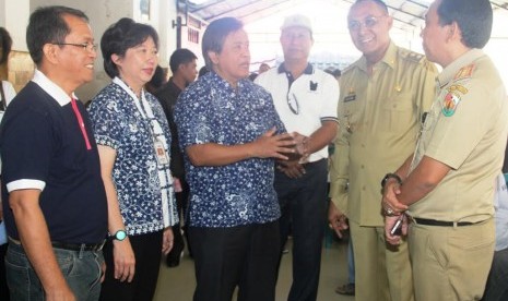  Manajemen BCA, SPBK-Perdami dan Wakil Bupati Tana Toraja Victor Datuan Batara (kedua kanan) berbincang usai meninjau pelaksanaan operasi katarak yang berlangsung selama 3 hari, dari tanggal 08 – 10 Agustus 2016.