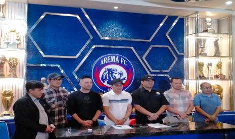 Manajemen dan Direksi Arema FC mengenalkan manajer baru di Kantor Arema FC, Kota Malang, Senin (5/12/2022). 