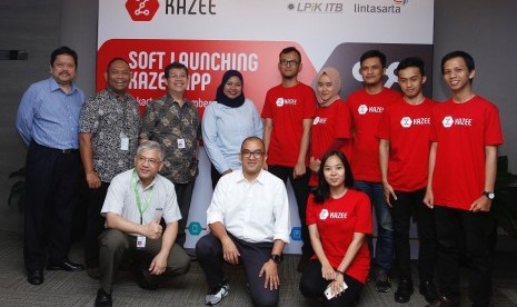 Manajemen Lintasarta berfoto bersama dengan tim Kazee dan LPiK ITB saat penandatangan MoU antara Lintasarta dengan Kazee di Jakarta, Selasa  (13/12/2016).