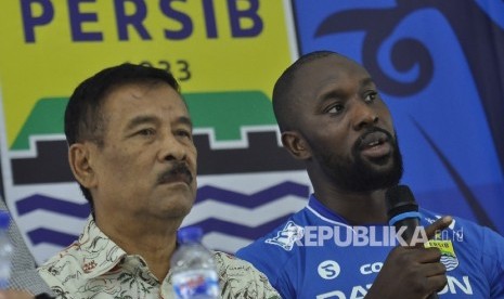 Manajemen Persib Umuh Muchtar (kiri) bersama Carlton Cole. 