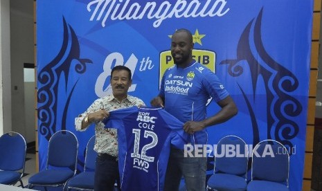 Manajemen Persib memperkenalkan Carlton Cole sebagai rekrutan mereka di Bandung, Kamis (30/3). Cole merupakan salah satu mantan pemain yang pernah merumput di Liga Premiere Inggris.